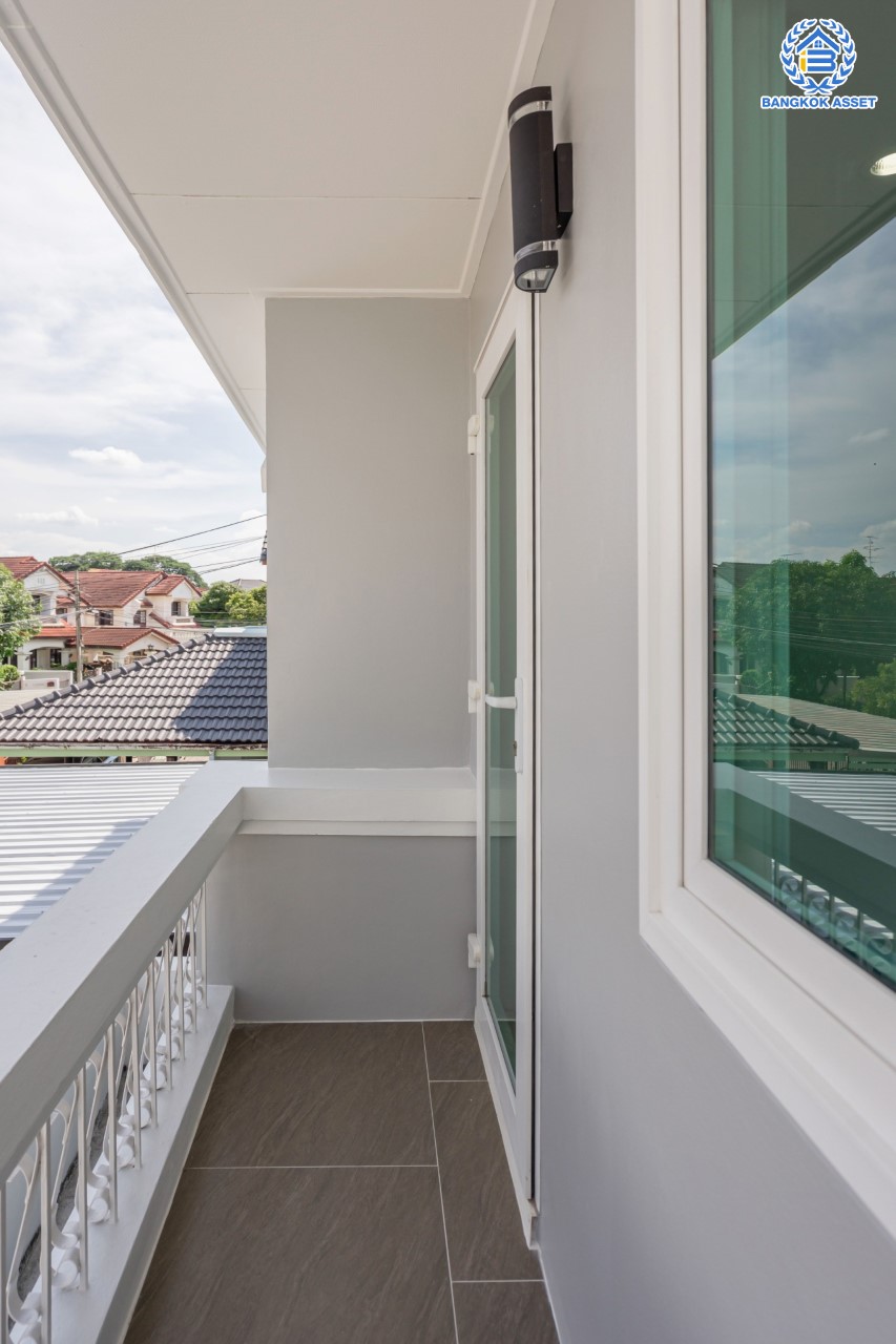 บ้านมือสองตกแต่งใหม่ คุณภาพแบรนด์ LH ม.ชลลดา บางบัวทอง เนื้อที่ 62 ตร.ว. ตกแต่งหรูหรา ฟังก์ชันจัดเต็ม 3 ห้องนอน 2 ห้องน้ำ จอดรถได้ 2 คัน พร้อม Facilities ครบ! บนทำเลคุณภาพ เชื่อมต่อได้หลายเส้นทาง ใกล้เซ็นทรัลเวสต์เกต และรถไฟฟ้า "สถานีบางพลู"